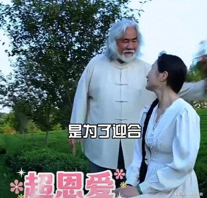 ！剃了胡子染了黑发年轻20岁！CQ9电子平台网站张纪中变样了(图2)