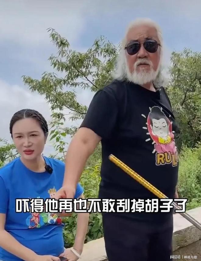 ！剃了胡子染了黑发年轻20岁！CQ9电子平台网站张纪中变样了(图4)